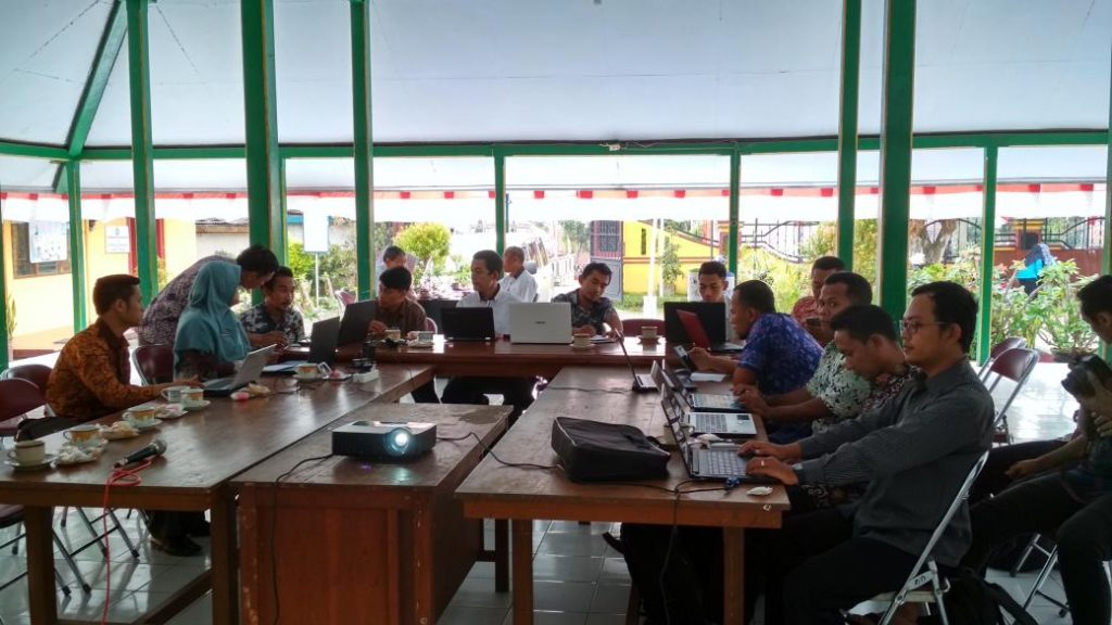 Para peserta admin website Desa sedang serius memperhatikan penjelasan materi. Dokumentasi Tim PUSPINDES