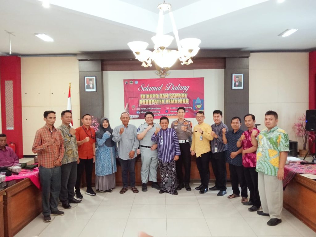 Kamis, 2/11/2023 Dalam rangka pengembangan unit usaha baru BUM Desa untuk Samsat Budiman diselenggarakan kegiatan penandatanganan dan aktivasi Samsat Budiman. Pada kegiatan aktivasi tahap 3 ini terdapat 6 BUM Desa yang mengembangkan usahanya ke unit usaha Samsat Budiman, antara lain: a. BUM Desa Subur Sukorejo, Ulujami b. BUM Desa Karya Mandiri Sejahtera Gunung Batu, Bodeh c. BUM Desa Wiguna Utama Penggarit, Taman d. BUM Desa Mandiri Sejahtera Randudongkal LKD, Randudongkal e. BUM Desa Makmur Sejahtera Banjaran, Taman f. BUM Desa Semar Mas Kebandaran, Bodeh Harapannya program ini dapat bermanfaat untuk seluruh masyarakat agar terlayani dalam pembayaran pajak serta menjadi peluang usaha BUM Desa dalam rangka peningkatan pendapatan asli desa